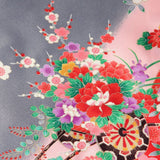 七五三着物5歳女の子110サイズレンタル四つ身(着付け簡単)グレーから赤ぼかし御所車と牡丹絵羽兄弟姉妹家族記念写真の画像の3