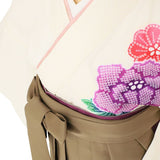 袴レンタル卒業式ワンタッチ「XSサイズ」卒業袴二尺袖白色鹿の子牡丹/茶無地はかまくすみ系簡単フルセットの画像の4